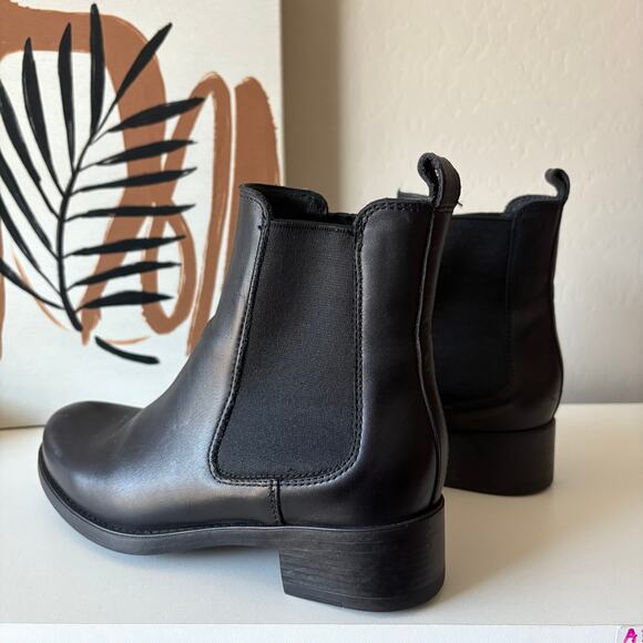 La Canadienne Black Leather Pull On Chelsea Ankle Boots Women’s Size 7M - Picture 6 of 10